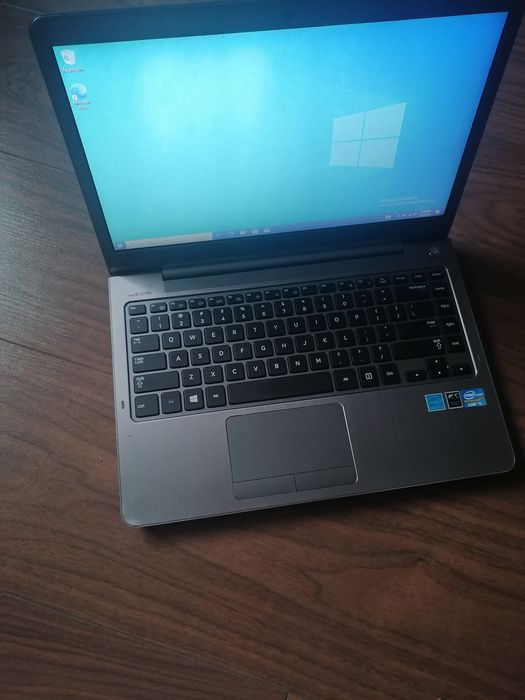 Vând Laptop SAMSUNG Negociabil.