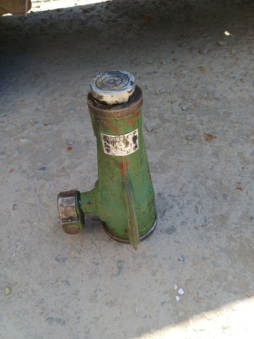 Домкрат мощьный 32 т.