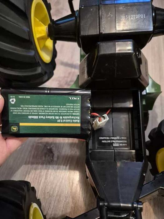 Tractor John Deere cu roti mari si telecomanda