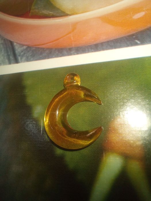 Кулоны янтарь Луна