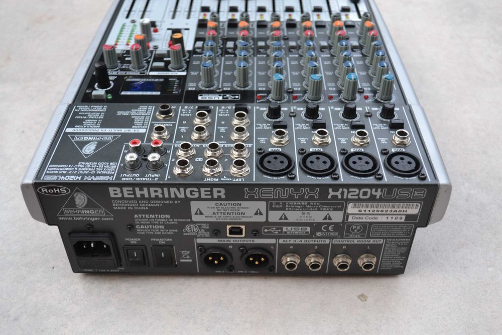 Mixer Behringer XENYX model X 1204 USB