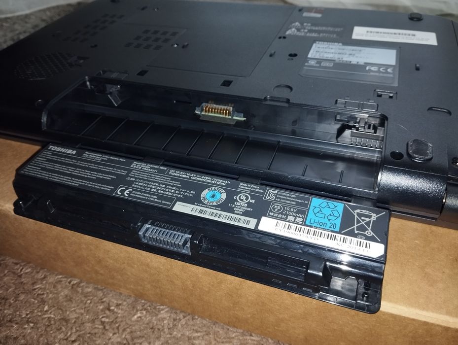 Laptop Toshiba, SSD, 4GB ram, win 10 pro