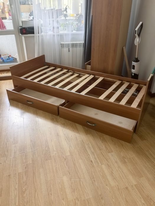 Кровать с полками