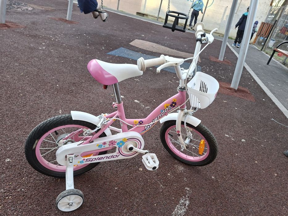 Vând bicicleta vârsta 3-6 ani
