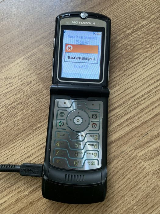 Telefon de colectie Motorola Flip V3i cu clapeta.Nu este functional.
