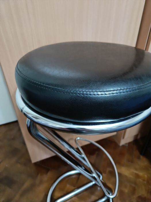 Vând scaun bar de culoare neagra