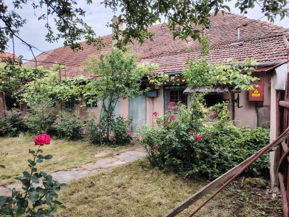 Vând casă la poalele munților Făgăraș cu teren de 635 mp în satul Copăcel, judetul Brașov