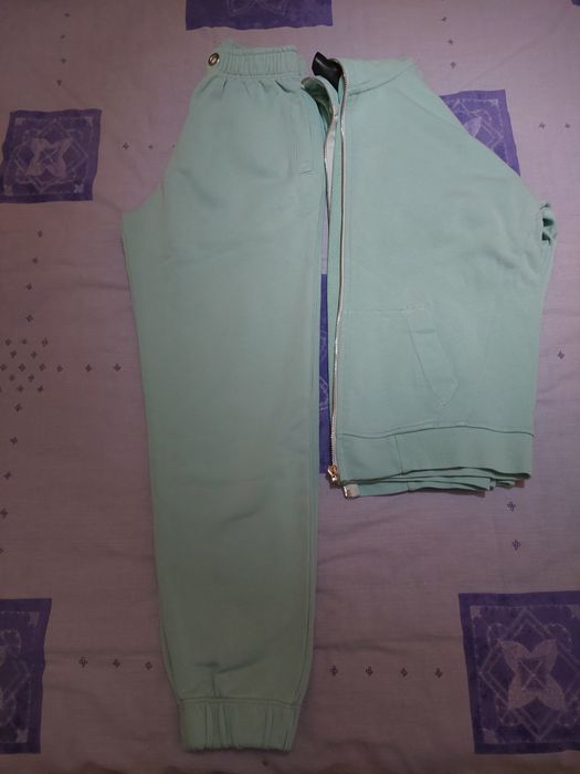 De vânzare trening, mărimea 146 cm