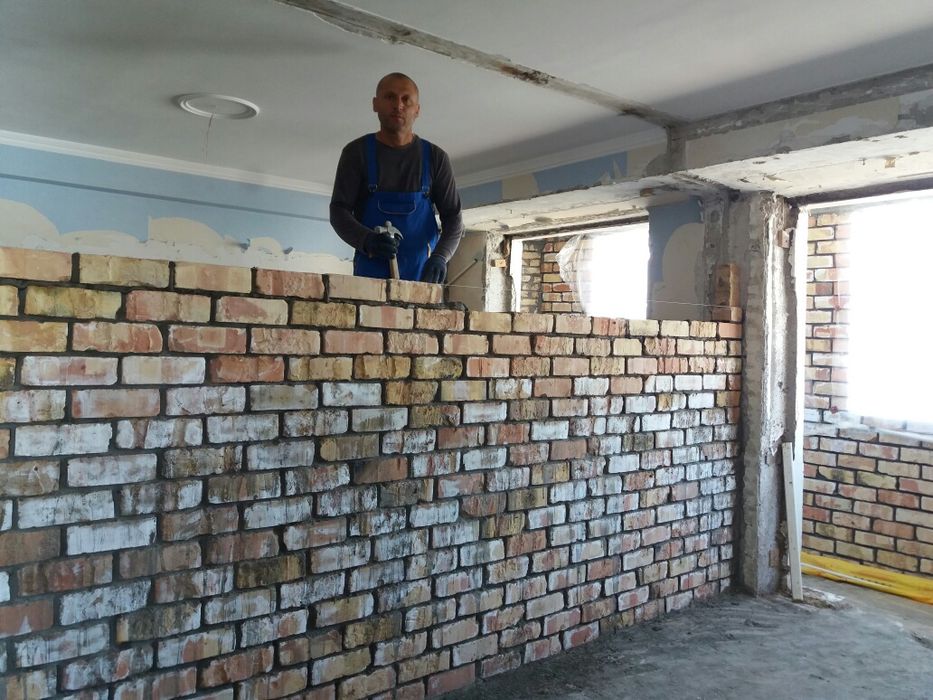 Кладка кирпича на балконе