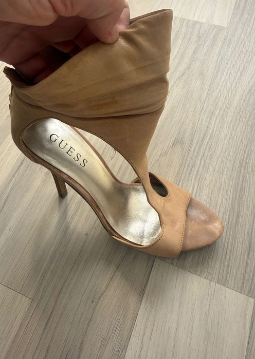 Vând sandale guess