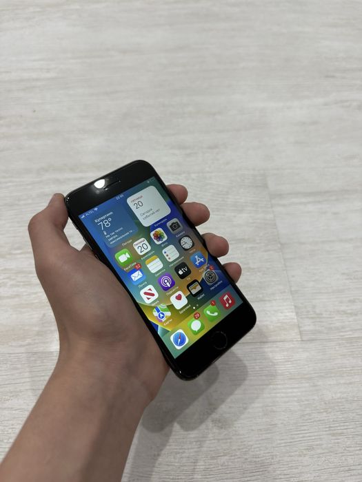 Срочно продам айфон 8