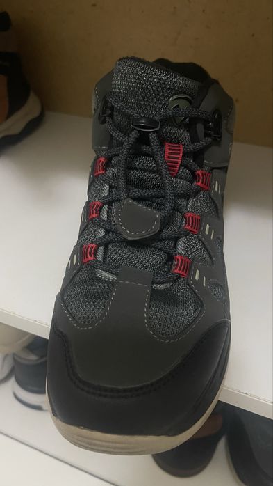 Бу  балаларға арналған аяқ киімдер сатылады