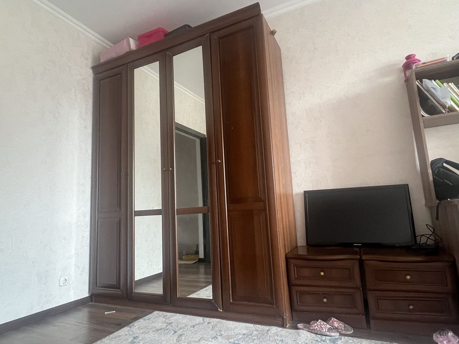 Продаю шкаф и 2 тумбы