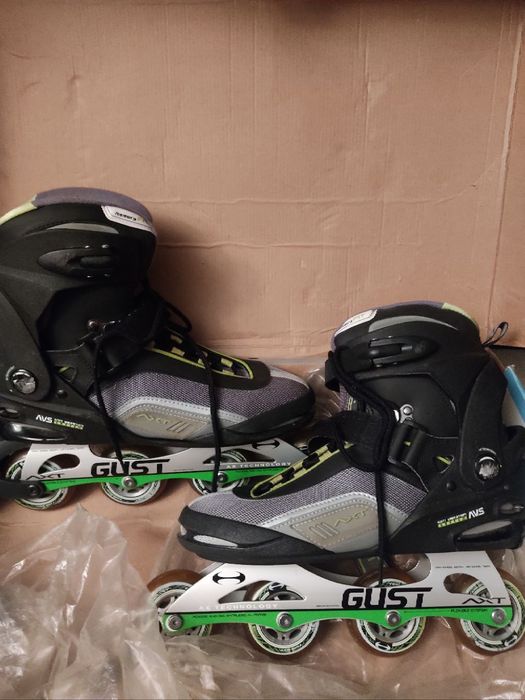 Продаются роликовые коньки.