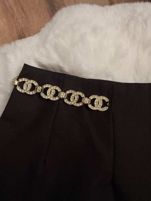 Елегантни черни мини къси панталони със златисти детайли (Размер M) Chanel