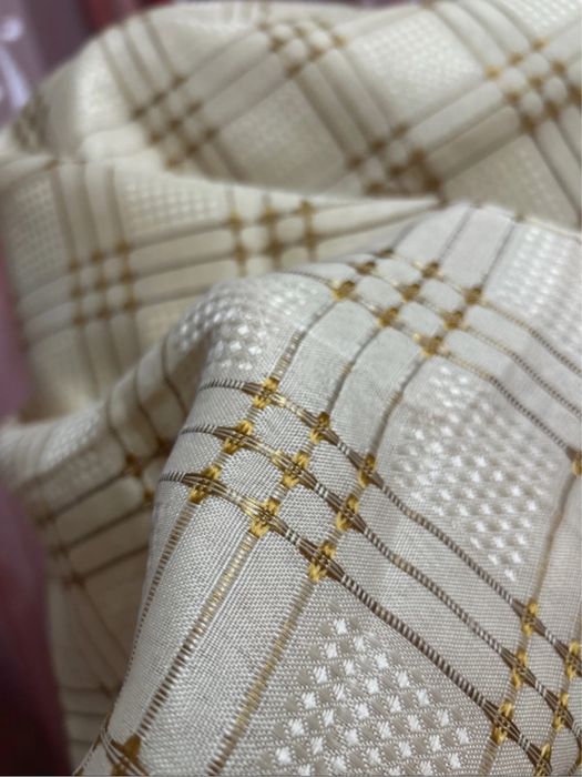 Față de masă bej cu detalii aurii