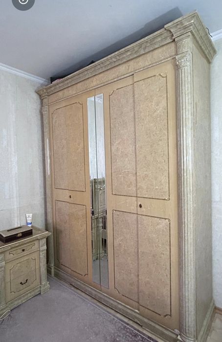 Шифонер высокий красивый