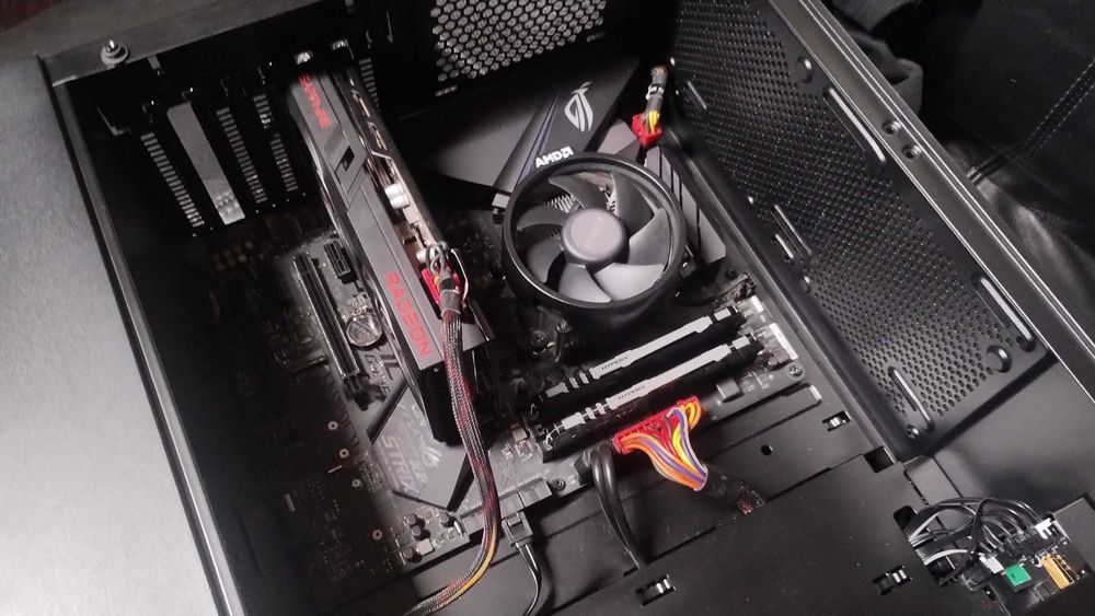 PC GaminG Ryzen 5/512 GB//Rx 6600