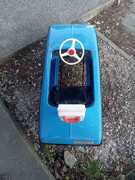 Продавам метална детска ретро кола с педали МОСКВИЧ количка