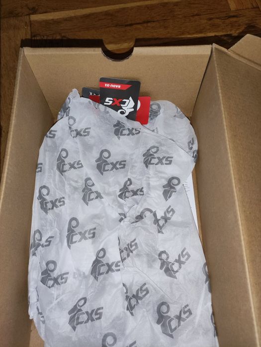 Продавам чисто нови работни обувки без защита