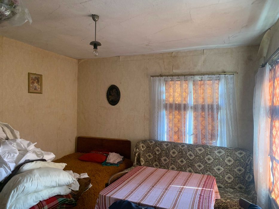 ДВУЕТАЖНА КЪЩА с двор с. Марино поле