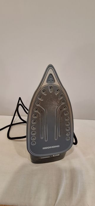 Утюг  Redmond поровой