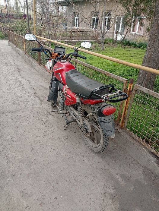 Lifan moto yurib turipti