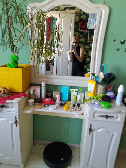 Срочно продам косметический столик с зеркалом