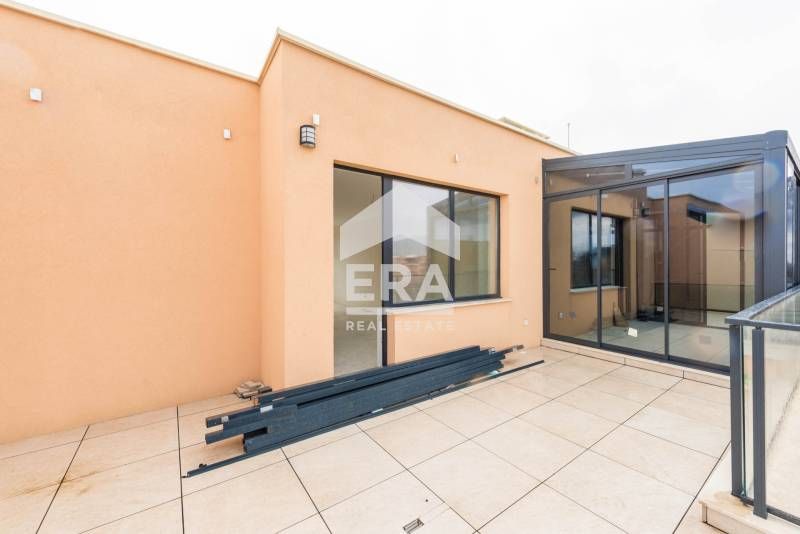 Тристаен апартамент за продажба, с голяма дневна и морска панорама, в