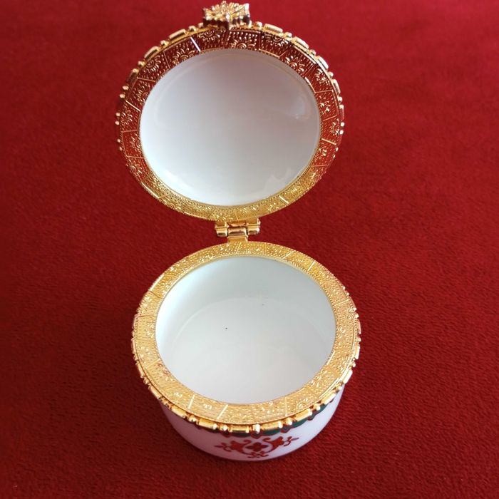 Керамична кутийка за бижута с обков