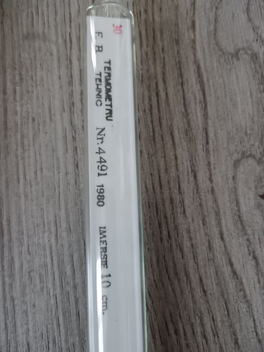 Termometru are o lungime de aproximativ 25 cm și datează din anul 1980