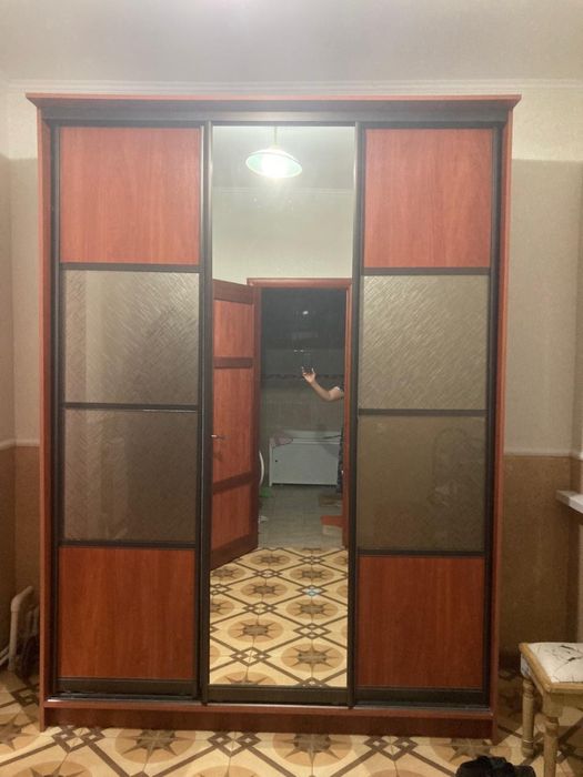 Продается ковер, стол, тумба по тв ,шторы