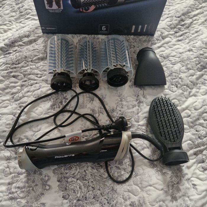 Електрическа четка за коса Rowenta - Brush Activ Renewal, 1000W
Красива коса и увеличаване на обема – всичко това в дланта на ръката ви! Новата