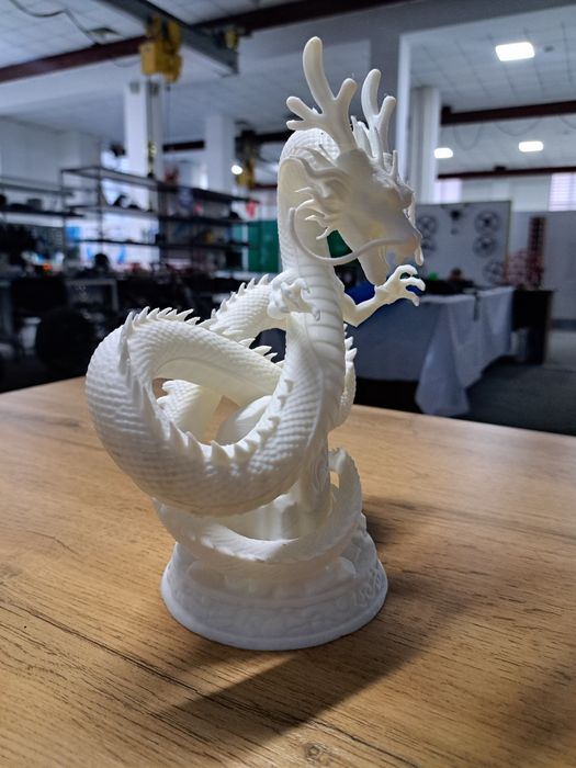 3D Bosmada Chiroyli Xitoy Ajdahosi Haykali