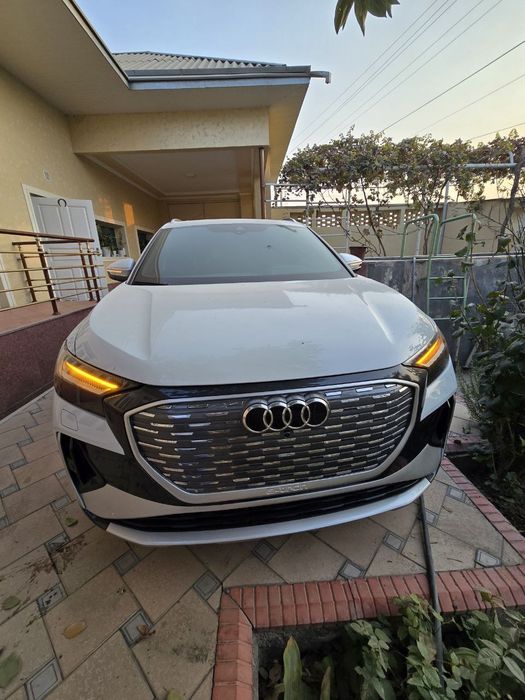 Audi.  Q4   40e-tron