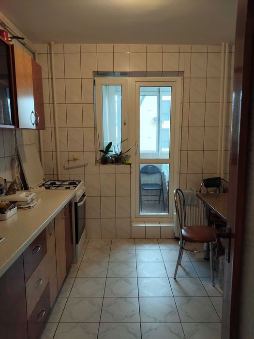 Căutăm colega de apartament