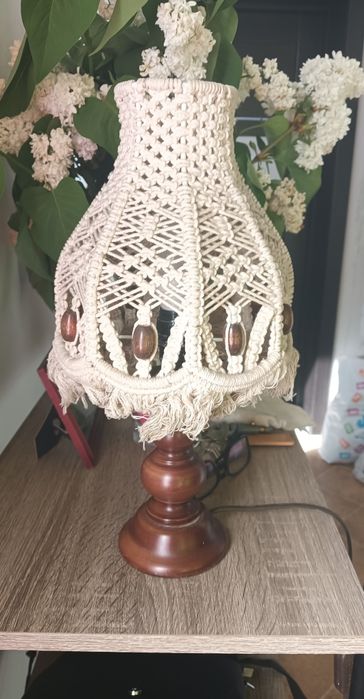 Lampă cu abajur din macrame