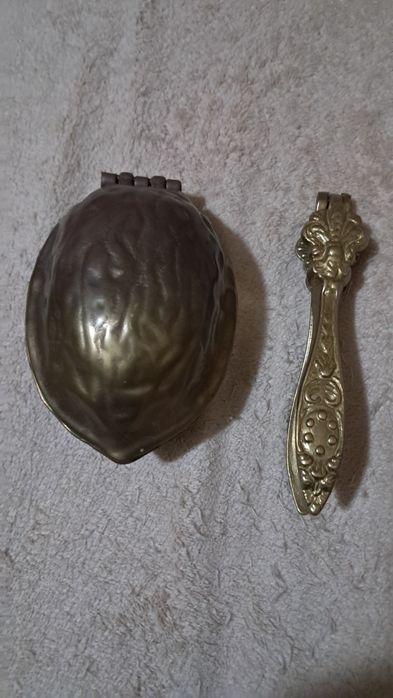 Doua spargatoare de nuci , din bronz