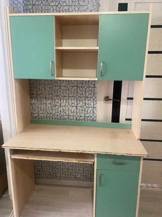 Продам  не дорого компактный  стол с надстройкой и шкафчиками.