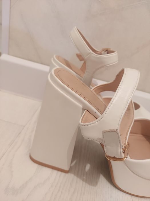 Продам босоножки.