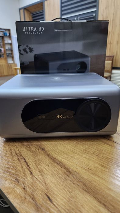 Proyektor 4K RS8