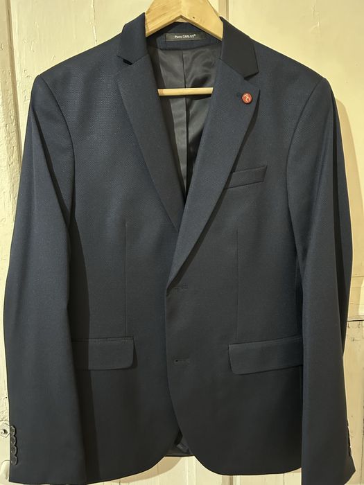 Продавам мъжки костюм от "Pierre CARLOS".