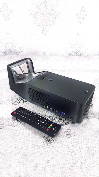 Проектор сотилади  PF 1000 U модел