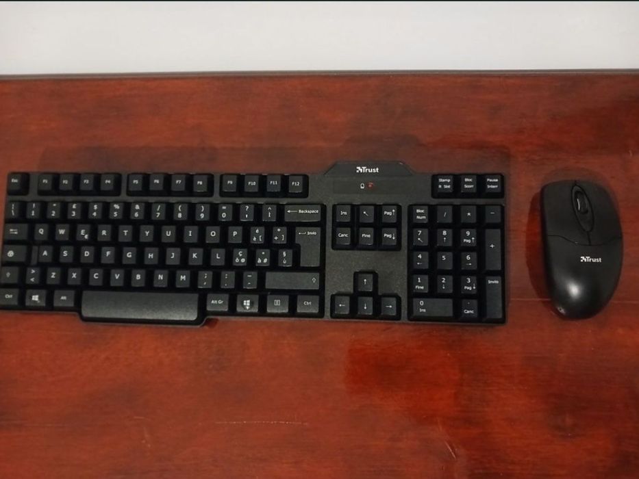 Vând două tastaturi wireless. Ca noi.