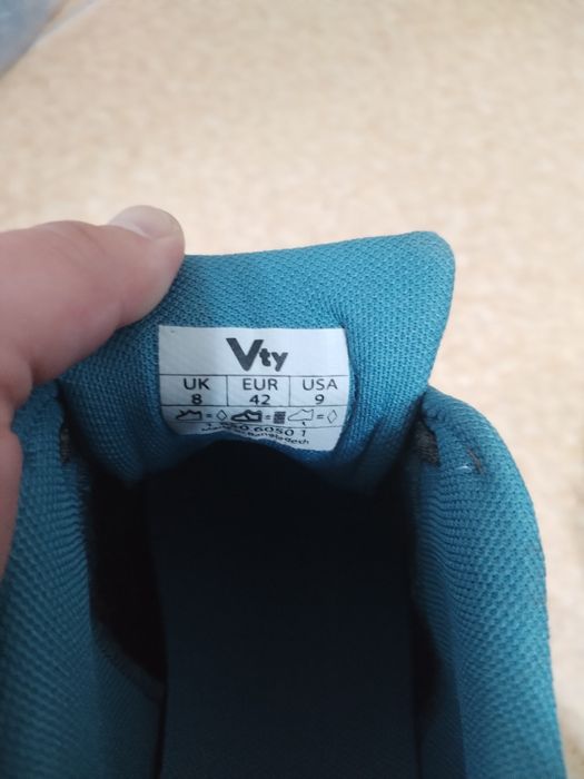 Продам новые кроссовки