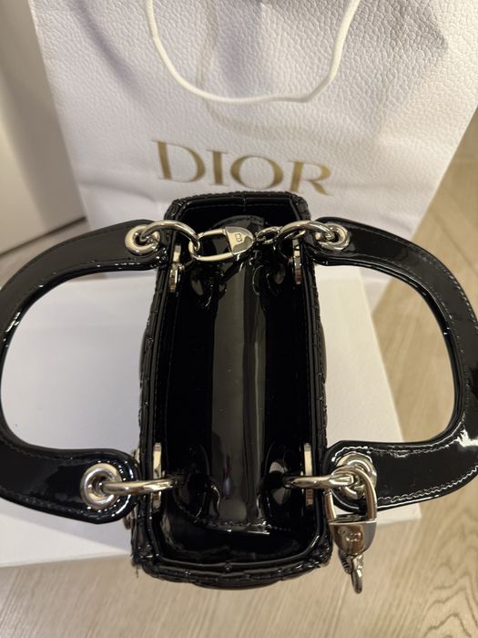 Mini Dior purtata