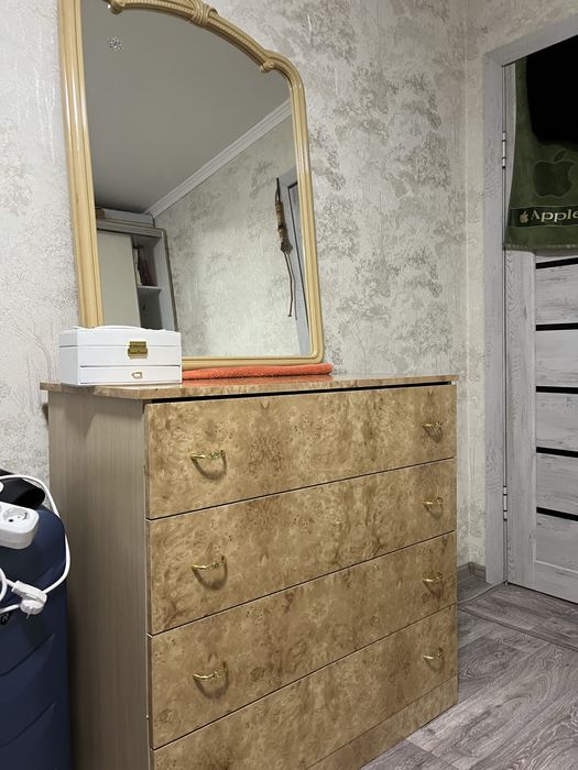 Комод с зеркаом в хорошем состояни