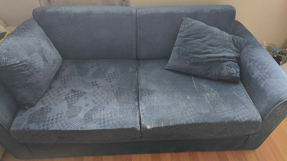 Подарявам разтегателен диван и масичка