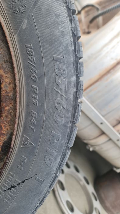 Vand 2 anvelope iarnă  185 60 15