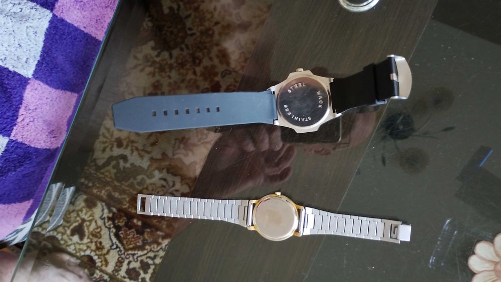 Два броя часовници.Цената е обща.